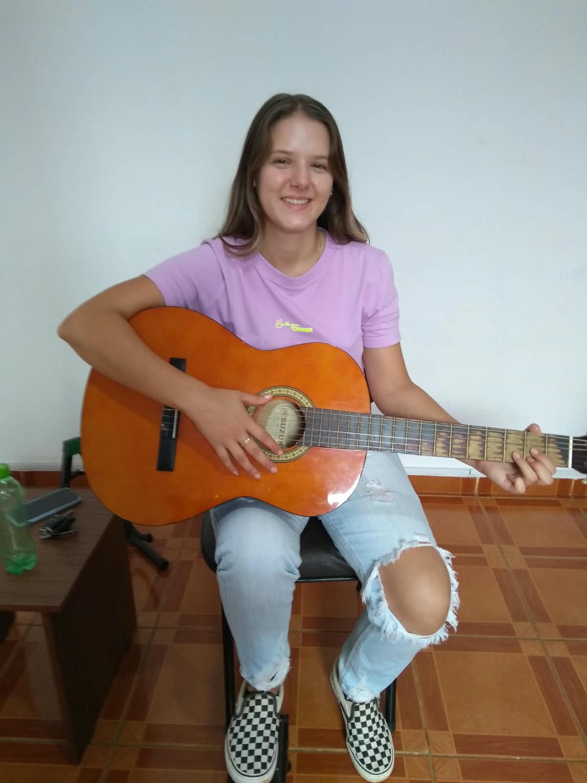 Aluna da escola com violão