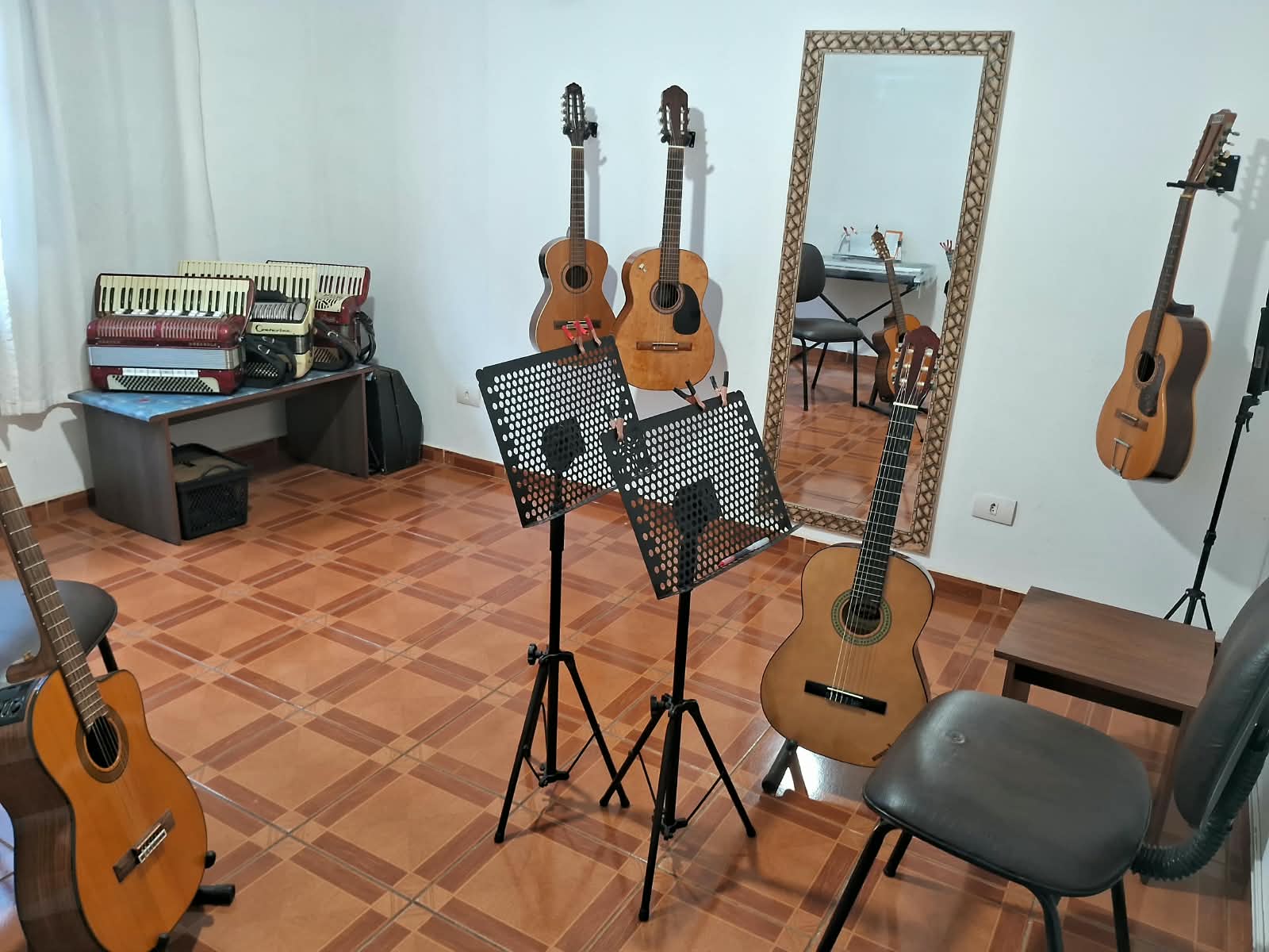 Ambiente e instrumentos da Escola de Música Nestor Reis